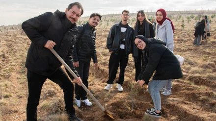 Selçuk Üniversitesi öğrencileri fidanları toprakla buluşturdu